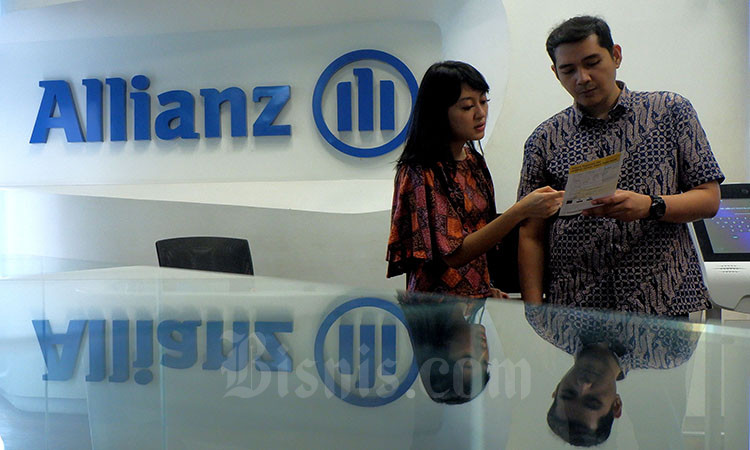 Nasabah berkomunikasi di dekat logo milik Allianz Indonesia di Jakarta, Rabu (4/3/2020). Bisnis - Nurul Hidayat