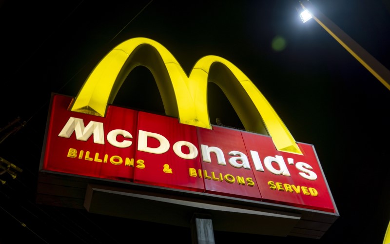Papan tanda menyala pada malam hari di restoran McDonald's Corp. di Los Angeles, California, AS - Bloomberg/Kyle Grillot