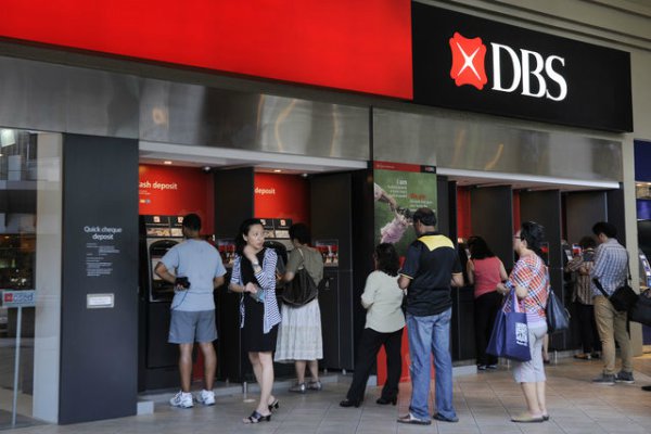 Nasabah tengah antre ATM DBS Bank - Bloomberg.com