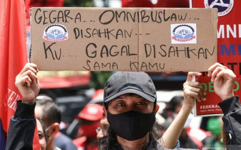 Massa dari KSPI berunjuk rasa di Jalan Medan Merdeka Barat, Jakarta, Senin (12/10/2020). Aksi tersebut untuk menolak disahkannya Undang-Undang Cipta Kerja. - Antara