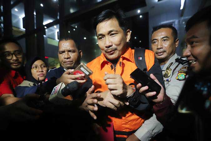 Arsip-Anggota DPR Fraksi Golkar Bowo Sidik Pangarso (tengah) dibawa ke mobil tahanan usai menjalani pemeriksaan di Gedung KPK, Jakarta, Kamis (28/3/2019). - ANTARA/Reno Esnir