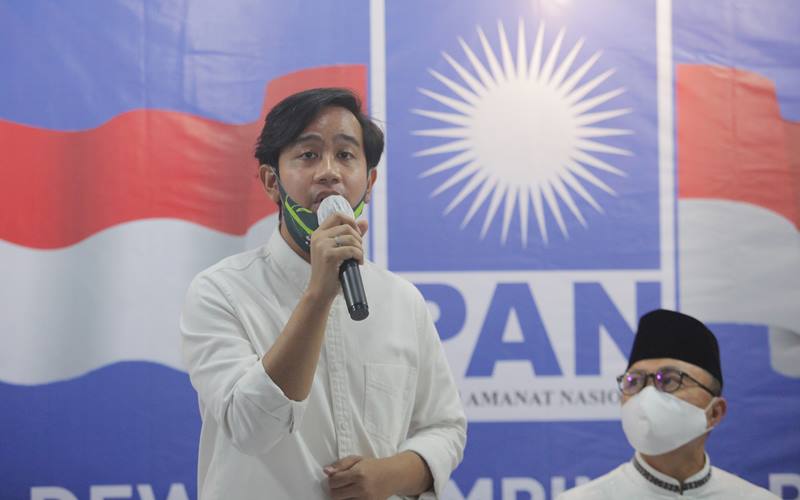 Bakal Calon Wali Kota Solo, Gibran Rakabuming Raka (kiri) bersama Ketua Umum Partai Amanat Nasional (PAN) Zulkifli Hasan (kanan) memberikan keterangan kepada wartawan saat pemberian berkas dukungan dari Partai Amanat Nasional (PAN) di Komplek Widya Chandra, Jakarta, Rabu (12/8/2020). Kunjungan Gibran dan Teguh dalam rangka bersilaturahmi dan meminta dukungan PAN atas pencalonan mereka maju dalam Pilwalkot Solo Desember mendatang. ANTARA FOTO - Reno Esnir
