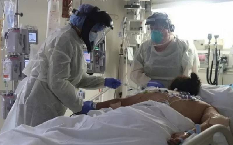 Petugas medis merawat pasien yang terinfeksi Virus Corona di Unit Perawatan Intensif (ICU) Rumah Sakit Scripps Mercy, di Chula Vista, California, Amerika Serikat, Selasa (12/5/2020). - Antara/Reuters