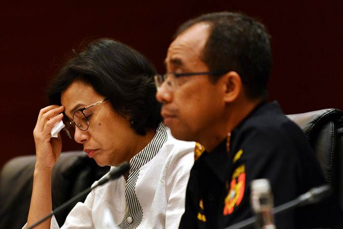 Menteri Keuangan Sri Mulyani (kiri) didampingi Dirjen Bea Cukai Heru Pambudi menghadiri peluncuran hasil pengukuran dampak ekonomi fasilitas Kawasan Berikat (KB) dan Kemudahan Impor Tujuan Ekspor (KITE) di Kantor Kemenkeu, Jakarta, Senin (18/2/2019). - ANTARA/Sigid Kurniawan