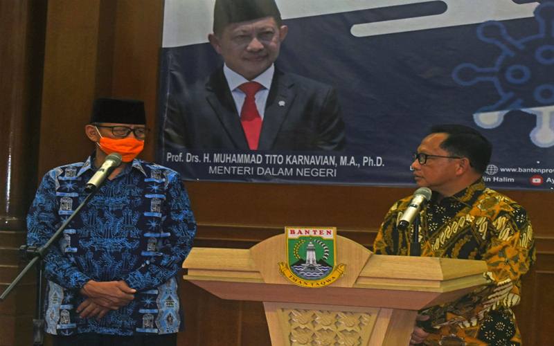 Menteri Dalam Negeri Tito Karnavian (kanan) berbicara dengan Gubernur Banten Wahidin Halim saat memimpin Rapat Kerja Penenanggulangan COVID-19, di Kantor Gubernur Banten di Serang, Kamis (19/3/2020). Rapat digelar untuk mengkoordinasikan langkah-langkah dan strategi penanggulangan COVID-19. ANTARA FOTO - Asep Fathulrahman