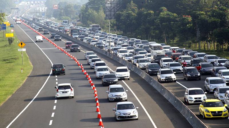 Lalu lintas di jalur Puncak di Gadog, Bogor, Jawa Barat, Kamis (6/6//2019). - Antara