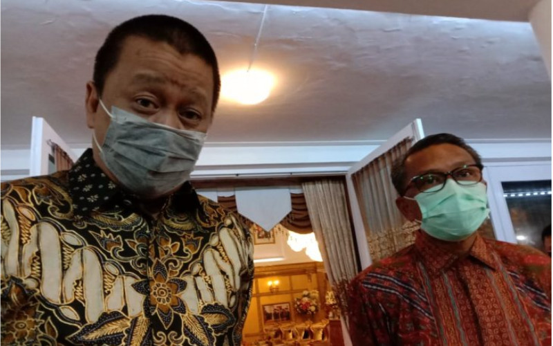 Dirut PT Garuda Indonesia Irfan Setiaputra (kiri) dengan Gubernur Sulsel HM Nurdin Abdullah (kanan) di sela-sela audiensi membahas tentang peluang kerja sama di Rumah Jabatan Gubernur Sulsel, Makassar, Selasa (4/8 - 2020) malam. ANTARA