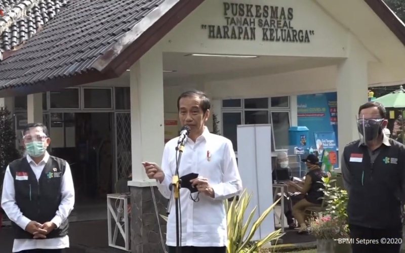Presiden Joko Widodo didampingi Menteri Kesehatan Terawan Agus Putranto meninjau simulasi vaksinasi Covid-19 di Puskesmas Tanah Sareal, Bogor, Jawa Barat, Rabu, 18 November 2020  -  Youtube Setpres