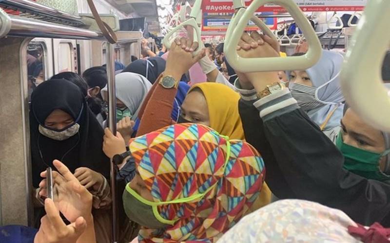 Penumpang KRL Commuter Line Bogor-Jatinegara KA6115 berdesakan,d an tanpa jarak yang berisiko tertular Covid-19. - Twitter @annmaart20