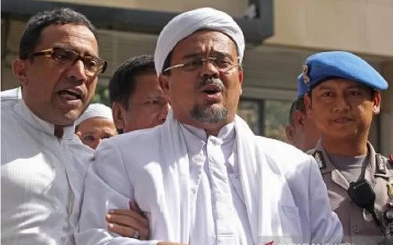 Imam Besar Front Pembela Islam (FPI) Habib Rizieq Shihab saat memberikan keterangan kepada wartawan usai menjalani pemeriksaan di Polda Metro Jaya, Jakarta. - Antara\r\n
