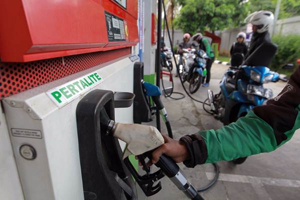 Pengendara mengisi bahan bakar di SPBU, di Jakarta, Senin (9/4/2018). - JIBI/Dwi Prasetya