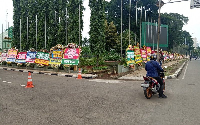 Pengendara motor melintas di depan Makodam Jaya, Cawang, Jakarta Timur yang dihiasi ratusan karangan bunga dukungan kepada Pangdam Jaya Mayen TNI Dudung Abdurachman, Senin (23/11/2020) - Antara/Andi Firdaus