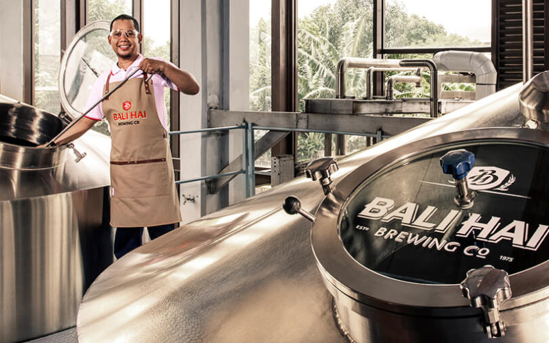 PT Bali Hai Brewery Indonesia punya visi untuk diakui dan dihormati sebagai brewery di Indonesia, dirayakan di negeri sendiri dan dikagumi mancanegara.  - Bali Hai Brewery Indonesia