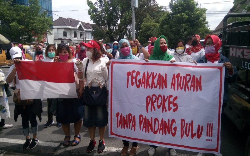 Foto aksi tolak Rizieq Shihab dilangsungkan di depan Kantor Gubernur Sumatra Utara, Senin (23/11 - 2020).