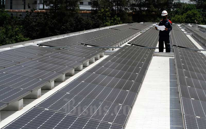 Suasana instalasi panel surya dari ketinggian di Masjid Istiqlal, Jakarta, Kamis (27/8/2020). Penggunaan pembangkit listrik tenaga surya ini sebagai upaya mendukung penggunaan energi yang ramah lingkungan, efektif dan efisien. Bisnis - Himawan L Nugraha