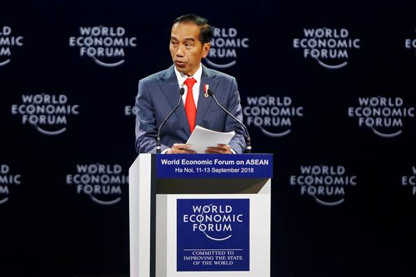 Dokumentasi - Presiden Joko Widodo berbicara pada sesi pleno Forum Ekonomi Dunia ASEAN di Convention Center, di Hanoi, Vietnam, Selasa (12/9/2018). - Reuters/Kham