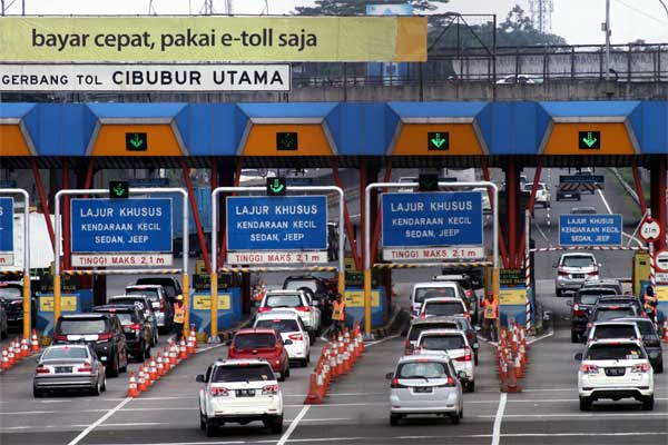 Kendaraan antre membayar tol di gerbang Tol Cibubur, Jagorawi, Jakarta, Jumat (5/5). - Antara/Yulius Satria Wijaya