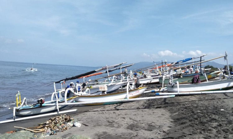 Deretan perahu nelayan Kota Mataram, Nusa Tenggara Barat, yang diparkir di bibir pantai karena nelayan tidak melaut akibat gelombang tinggi pada Kamis (20/2/2020). - Antara/Nirkomala