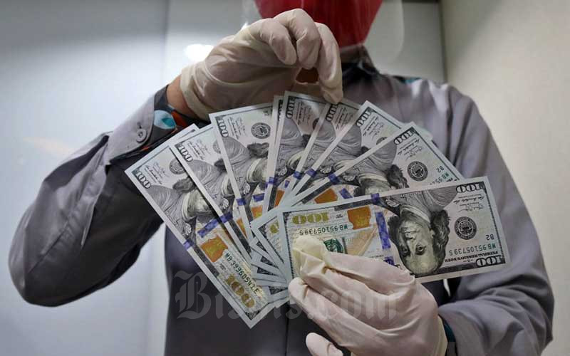 Karyawan menghitung dolar AS di Jakarta, Rabu (18/11/2020). Bisnis - Eusebio Chrysnamurti