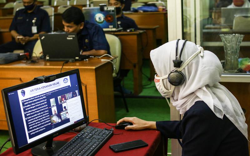 Guru memberikan materi saat Masa Pengenalan Lingkungan Sekolah (MPLS) kepada siswa baru secara daring di SMA Negeri 8 Jakarta, Senin (13/7/2020). Kegiatan MPLS dan Pembelajaran Jarak Jauh (PJJ) di sekolah tersebut bertujuan untuk mencegah penyebaran COVID-19 di lingkungan sekolah. ANTARA FOTO - Rivan Awal Lingga