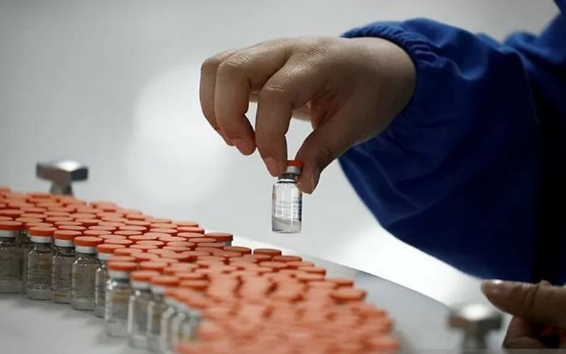rnSeorang pekerja melakukan pemeriksaan kualitas di fasilitas pengemasan produsen vaksin China, Sinovac Biotech, yang mengembangkan vaksin untuk mengatasi Covid-19, dalam tur media yang diorganisir pemerintah di Beijing, China, 24 September 2020. - Antara/Reuters\r\n
