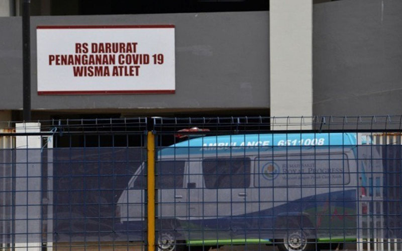 Petugas mengendarai ambulans berisi pasien memasuki Rumah Sakit Darurat Penanganan COVID-19 di Wisma Atlet Kemayoran, Jakarta, Selasa (24/3/2020). - Antara/Aditya Pradana Putra