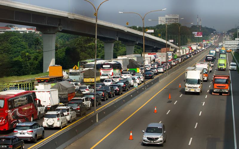 Sejumlah kendaraan melaju di jalan tol Jakarta - Cikampek (Japek) KM 47, Karawang, Jawa Barat, Rabu (28/10/2020).Antara - M. Ibnu Chazar