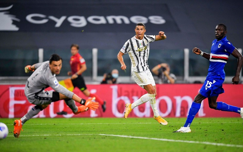 Striker Juventus, Cristiano Ronaldo (Tengah) - juventus