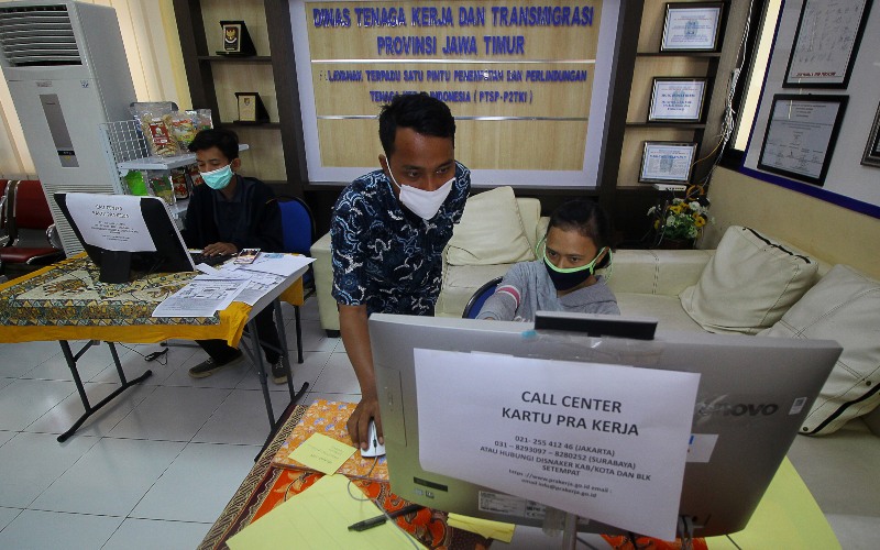 Petugas mendampingi warga yang melakukan pendaftaran calon peserta Kartu Prakerja di LTSA-UPT P2TK di Surabaya, Jawa Timur, Senin (13/4/2020). - ANTARA FOTO/Moch Asim
