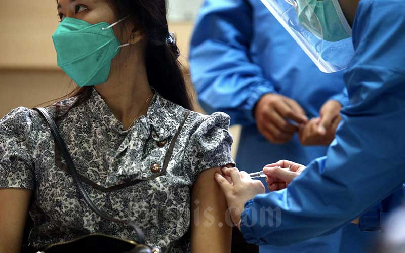 Relawan dan Tenaga Kesehatan melakukan simulasi uji klinis vaksin Covid-19 di Fakultas Kedokteran Universitas Padjadjaran, Bandung, Jawa Barat, Kamis (6/8/2020). Bisnis - Rachman