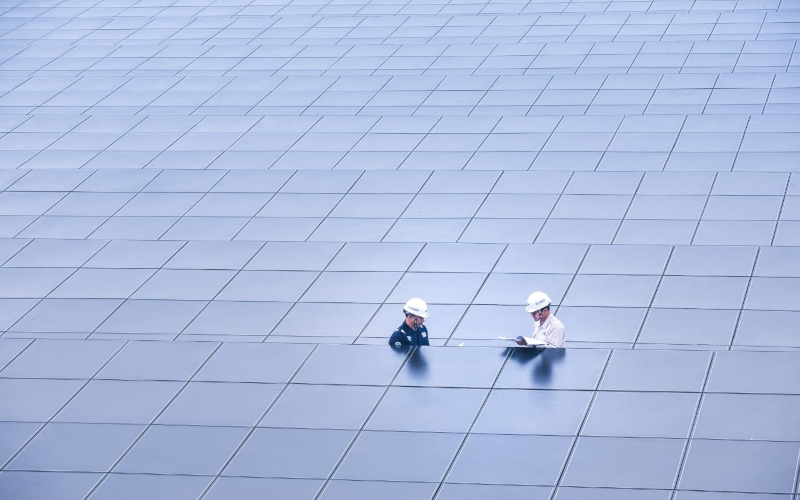 Ilustrasi: Petugas sedang melakukan pengecekan di sebuah pembangkit listrik tenaga surya. Istimewa -  PLN