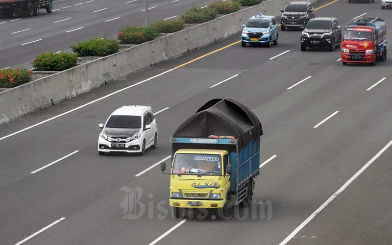 Truk sarat muatan atau over dimension over load (ODOL) melintas di jalan Tol Jagorawi, Jakarta, Selasa (14/4/2020). Bisnis - Himawan L Nugraha