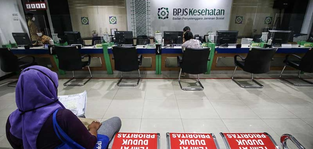 Peserta BPJS antre di Kantor BPJS Kesehatan, Proklamasi, Jakarta, Selasa (8/9/2020). Sebanyak lebih dari 40 ribu orang telah memanfaatkan fasilitas kelonggaran tunggakan iuran kepesertaan dan hanya diwajibkan membayar 6 bulan iuran untuk kembali mengaktifkan kepesertaan dari yang sebelumnya diwajibkan membayarkan 24 bulan. - ANTARA FOTO/Rivan Awal Lingga