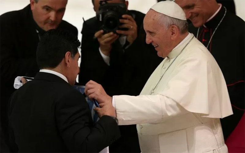 Paus Fransiskus (kanan) dan kegenda sepak bola Diego Maradona bertemu di Vatikan pada 1 September 2014./Antara - Reuters