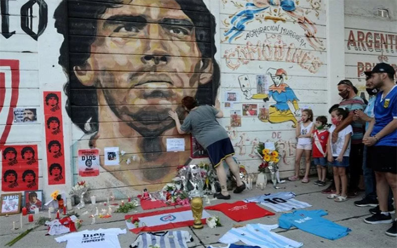 Sejumlah penggemar berkumpul di luar Stadion Diego Armando Maradona di Buenos Aires, Argentina, selepas kabar meninggalnya legenda sepak bola Diego Maradona./Antara - Reuters