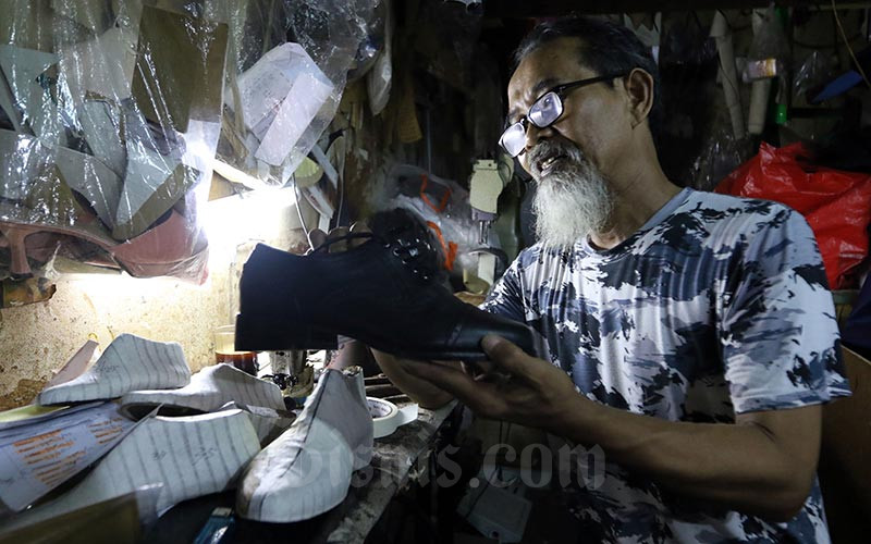 Pengrajin menyelesaikan pembuatan alas sepatu di Jakarta, Jumat (17/1). Bisnis - Abdullah Azzam