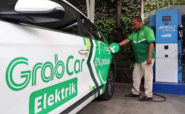 Supir taksi online melakukan pengisian daya mobil listrik di Jakarta, Kamis (13/2/2020). Bisnis - Eusebio Chrysnamurti