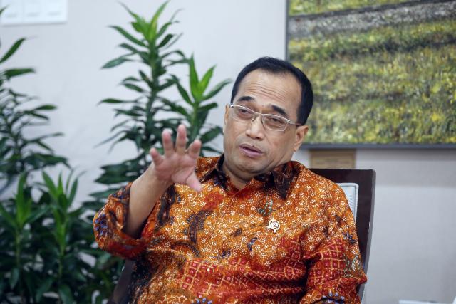 Menteri Perhubungan Budi Karya Sumadi memberikan penjelasan saat menerima kunjungan tim Bisnis Indonesia, di Jakarta, Jumat (24/5/2019). - Bisnis/Abdullah Azzam