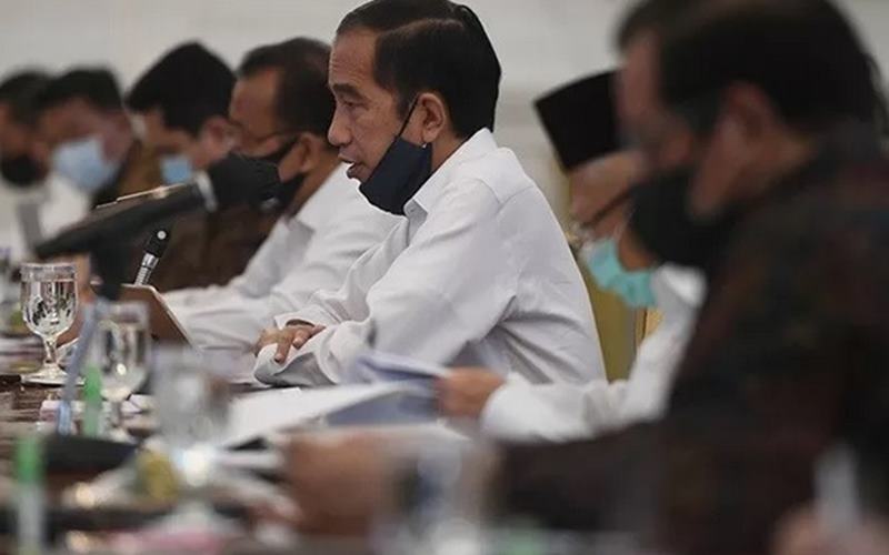 Presiden Joko Widodo (tengah) memimpin rapat kabinet terbatas mengenai percepatan penanganan dampak pandemi Covid-19 di Istana Merdeka, Jakarta, Senin (29/6/2020). - Antara