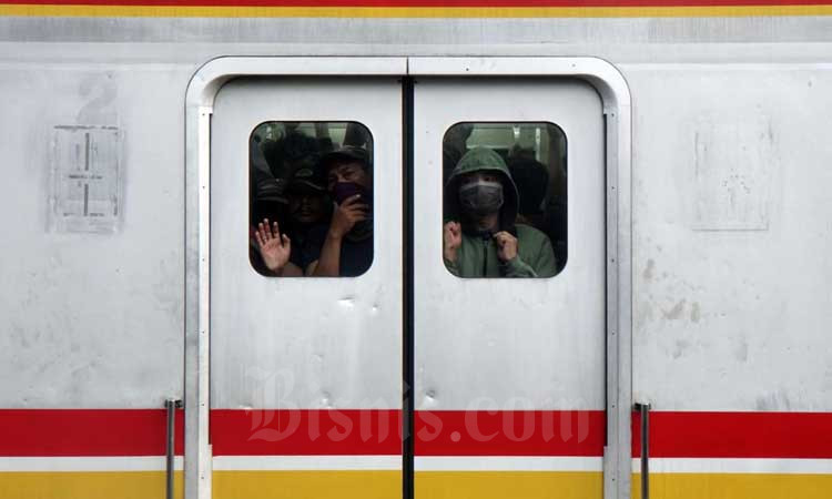 Penumpang menggunakan masker saat berada di gerbong kereta commuter line (KRL) jurusan Depok/Bogor-Jatinegara/Angke di Jakarta, Selasa (3/3/2020). Bisnis - Himawan L Nugraha