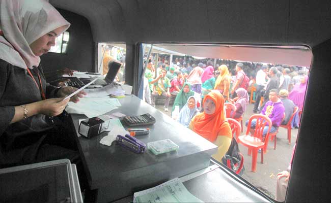 Wajib pajak mengurus pajak di Pelayanan Mobil Pajak Daerah di kawasan Citeureup, Bogor, Jawa Barat, Rabu (30/1/2019).ANTARA FOTO - Yulius Satria Wijaya