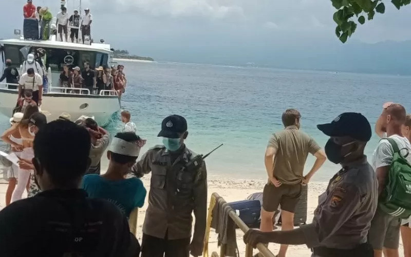 Ilustrasi - Polisi memeriksa kondisi kesehatan para wisatawan asing dan domestik yang datang dari Pelabuhan Padang Bai, Bali, tiba di Gili Trawangan, Kabupaten Lombok Utara, NTB.  - ANTARA