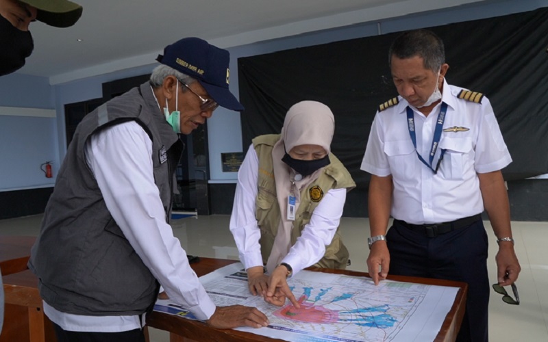 Kepala Balai Penyelidikan dan Pengembangan Teknologi Kebencanaan Geologi (BPPTKG) Hanik Humaida (tengah), saat melihat peta Gunung Merapi. - Istimewa