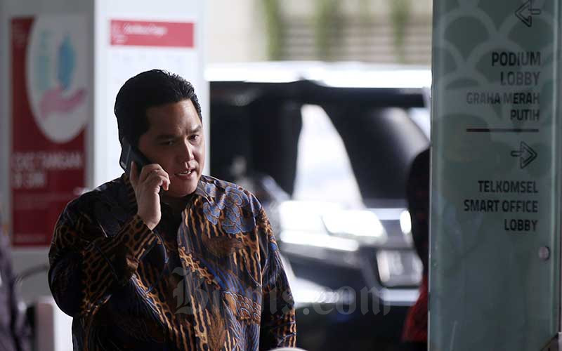 Menteri Badan Usaha Milik Negara (BUMN) Erick Thohir menerima panggilan telepon saat acara peringatan 25 Tahun initial public offering (IPO) Telkom di Jakarta, Kamis (19/11/2020). Bisnis - Abdullah Azzam