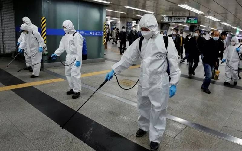 Para karyawan dari sebuah perusahaan layanan desinfeksi membersihkan stasiun subway di tengah ketakutan Virus Corona di Seoul, Korea Selatan, Rabu (11/3/2020). - Antara