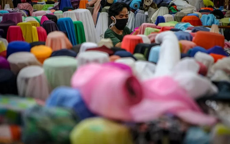 Pedagang menata kain tekstil dagangannya di Cipadu, Kota Tangerang, Banten, Kamis (16/4 - 2020). ANTARA.