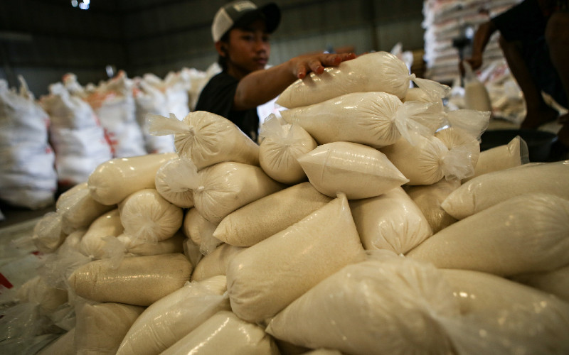 Pekerja menyiapkan gula pasir untuk disalurkan ke operasi pasar dan penyaluran Bantuan Pangan Non Tunai (BPNT) di Gudang Perum Bulog Sub-Divisi Regional Tangerang, Kota Tangerang, Banten, Jumat (3/4 - 2020). ANTARA