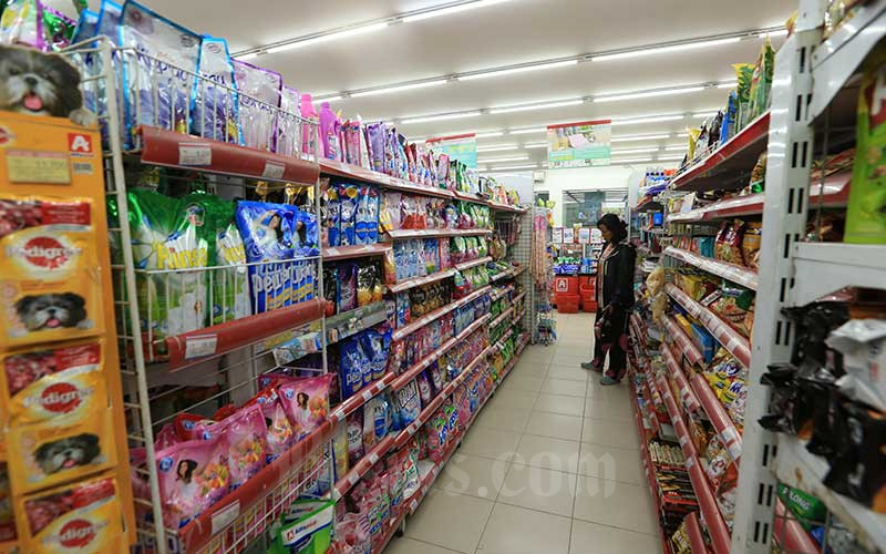 Calon pembeli memilih makanan di salah satu minimarket yang ada di Jakarta, Senin (18/2 - 2019). 