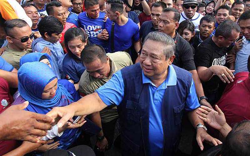 Ketua Umum Partai Demokrat Susilo Bambang Yudhoyono (SBY) menyapa warga saat mengunjungi kota Pekanbaru, Pekanbaru, Riau, Minggu (16/12/2018). - ANTARA/Aswaddy Hamid