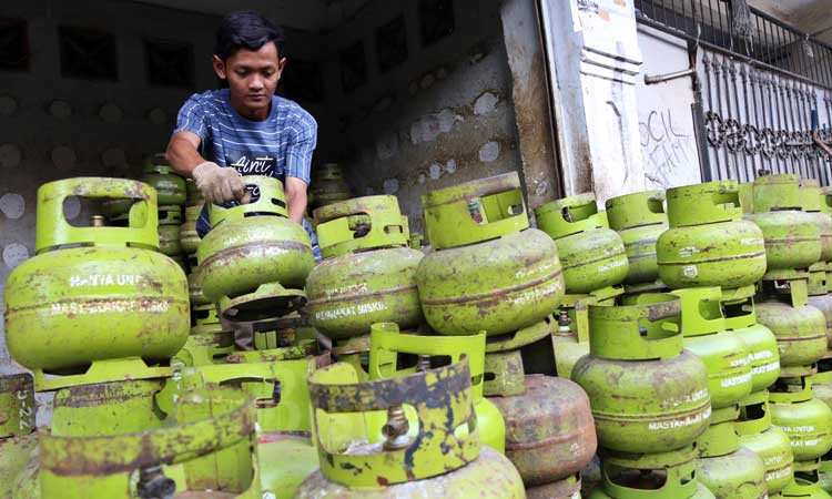 Pekerja menata tabung gas elpiji 3kg di Jakarta, Jumat (6/3/2020). Bisnis - Eusebio Chrysnamurti